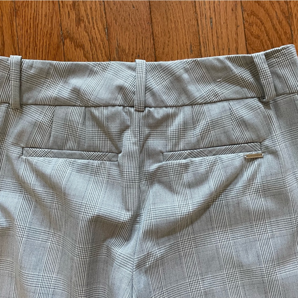 Calvin Klein 
Dress pants
Gray/white
Size4 waist 15.5”inseam 26.5”hip 17” - Picture 5 of 5